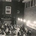 The Black Albino's hadden vanaf het prille begin niet over publieke belangstelling te klagen. Hier tijdens een optreden aan de achterkant van het Rembrandt Theater in 1961.