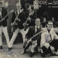Oude groepsfoto van The Black Albino's uit 1961. vlnr: Lody Bergsma, Joop Jonkers, Paul vd Voort Maarschalk, Hans Schoots, Joop Jonkers (Dean Holley)