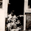 Jan en Hans Hollestelle met hun zelfbouw electrische bas- en sologitaar (fotocollectie: Hans Hollestelle)