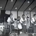JOHNNY & HIS CELLAR ROCKERS (on stage 2 november 1961) vlnr: Hans Kuyt - Jan Burgers - Pierre van der Linden - Jan Akkerman (Eko) - Cor Engelsma - Cocky Akkerman