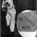 The Teddy Bears in het Bavohuis in 1958. Charles Pater als 14 jarige met een Elvis imitatie van Jailhouse Rock