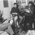 The Black Albino's eind 1964 samen met zanger Jan Cremer op de foto tijdens een repetitie voor de song Boom Boom. vlnr: Leo Bennink, Jan Konijenburg, Dick Hoppe, Jan Cremer, Kees de Man (producer), Jan de Jongh