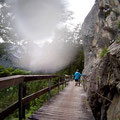 Hinter dem Fernpass hofften wir auf eine schöne Talfahrt, aber Pustekuchen: Die Strecke ist so schlecht, dass wir auch talwärts meist schieben müssen.