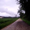 Bei Leibstadt steht ein Atomkraftweg - das größte der Schweiz - einfach so am Radweg