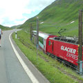 Neben uns fährt der Glacier-Express