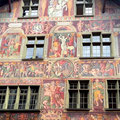 Wir fahren noch durch die deutsche Enklave Büsingen und erreichen Schaffhausen. Hausfassade in Schaffhausen