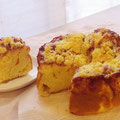 ラズベリークランブル（１ホール）クリーム生地にラズベリージャムとクランブルをトッピングしたケーキ風のパンです。ティータイムをちょっと贅沢に。