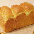 生クリームブレッド（１斤）（卵不使用）生クリームを生地に加えたパン。流行りの高級食パンの食感を味わえますよ。また軽くトーストしたサクサク感もおためしあれ。