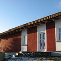 Eingangsbereich zu unserem Musterhaus für natürliches Bauen, Gestaltung mit Natursteinen und Lärchenholz