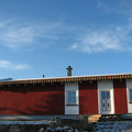 Eingangsbereich zu unserem Musterhaus für natürliches Bauen, Gestaltung mit Natursteinen und Lärchenholz