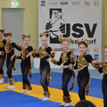 Mädchen aus der Abteilung Rhythmische Sportgymnastik eröffnen das Kindersportfest