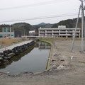 吉浜小学校と解体中の北上総合支所