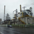 ４３２　日本製紙の横の工場（津波で下部が被災）