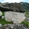 Gewaltige Felsbrocken am Weg