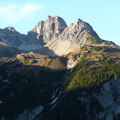 Hermann von Barth Hütte mit Plattenspitze und Wolfsebnerspitze