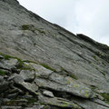 Massive Felswand beim Aufstieg