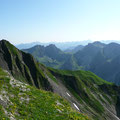 Blick zur Fiderepasshütte mit Schüsser und Hochgehrenspitze,sowie den Schafalpenköpfen.