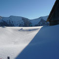 Schneeansammlungen bei einer Alpe