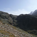 Im Aufstieg zur Hütte (Links der Bildmitte a. Horizont)
