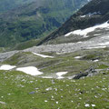 Tiefblick zur Lazinser Alm mit dem Serpentinenweg