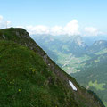 Am Gipfel der Üntschenspitze mit Blick auf Schoppernau mit der Kanisfluh