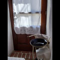 Un catino a toilette recuperato, asciugamani in lino
