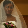 Die Braut vor dem Einzug in die Kirche