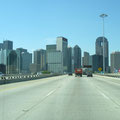 Skyline von Dallas bei der Anreise auf der Interstate.