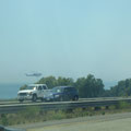 Löschhelikopter direkt neben dem Highway.