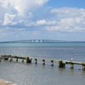 Im Hintergrund die Verbindungsbrücke zum Festland