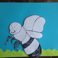 Colle à présent Maya l'abeille sur ton dessin. 