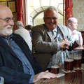 Après l'effort le réconfort au Wellington Pub avec une bière locale en compagnie d'Allan REES, président des jardins familiaux anglais