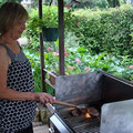 Babeth faisant griller les entrecôtes