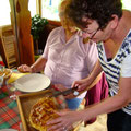 Annick coupant la tourte à la poirée et au fromage de chèvre frais