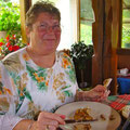 Michèle appréciant le porc aux cèpes