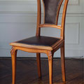 CHAISE ART NOUVEAU  refaite en cuir et clous dorés anciens.