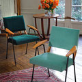 2 Fauteuils années 70 entièrement refaits. création d'une nouvelle assise, décapage et vernis du bois - Tissu velours LELIÈVRE