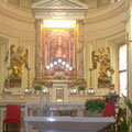 L'altare di San Nicola nella chiesa inferiore del Santuario corbettese adobbato per la festa delladella Madonna