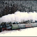 Am 05.12.2010 dampft 52 8047 zu einer Sonderfahrt ins Erzgebirge, hier gesehen im Zschopautal kurz nach Hennersdorf.