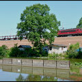 Am 02.07.2010 zog eine Lok der Baureihe 155 den VW-Zug am Kühlteich in Chemnitz-Hilbersdorf vorbei.
