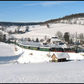 Fichtelbergbahn am 30.12.2010 hier bei Cranzahl. In den sonnig-kalten Wintertagen zwischen Weihnachten und Neujahr zog es viele Tagespendler nach Oberwiesenthal, sodass die langen Züge mit einem Doppelgespann unterwegs waren.