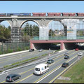 Inzwischen ist Frühling geworden, hier überquert der Leerzug am 25.04.2010 das Bahrabachtal-Viadukt in Richtung Profen Süd.