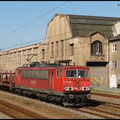 Am 07.04.2011 zieht 155 181 den VW-Zug durch Chemnitz-Siegmar, hier am ehemaligen VEB Grossdrehmaschinenbau "8. Mai".