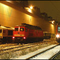 In den Abendstunden des 26.11.2010 überführte 232 252 drei Loks der BR 247 nach Chemnitz, am Gleis 15 steht Regionalbahn nach Wüstenbrand abfahrbereit.