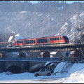 Die letzten Januartage des Jahres 2011 waren eisig und klar, deshalb zog es mich auch am 31.01. zur Fotopirsch an die Bahn. Hier sehen wir einen Desiro der Erzgebirgsbahn über die Zschopaubrücke bei Scharfenstein rauschen.
