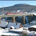 Blick zur Regionalbahn, hier über das Cranzahler Viadukt mit Blick gegen den Bärenstein.