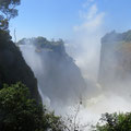 Blick in die insgesamt 1700 m breite und bis zu 103 m tiefe Schlucht, in die der Fluss Zambesi hier stürzt.