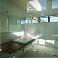 ガラス張りの光が射し込む洗面・浴室