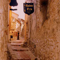 Ruelle du village médiéval d’Eze, France.
