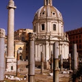 La colonne de Trajan et l’église Santa Maria Di Loreto à Rome, Italie.